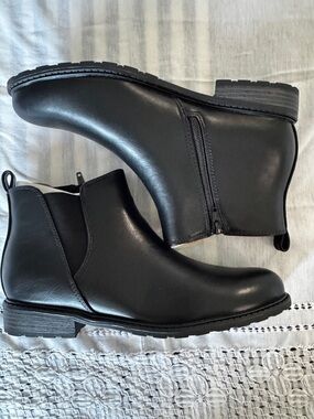 Women’s Sonoma Black Chelsea Ankle Boots - Classic Zip-up Style.